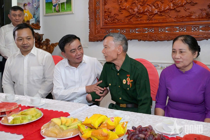 Gallery - 	Thường trực Ban Bí thư Trần Cẩm Tú thăm, tặng quà gia đình chính sách